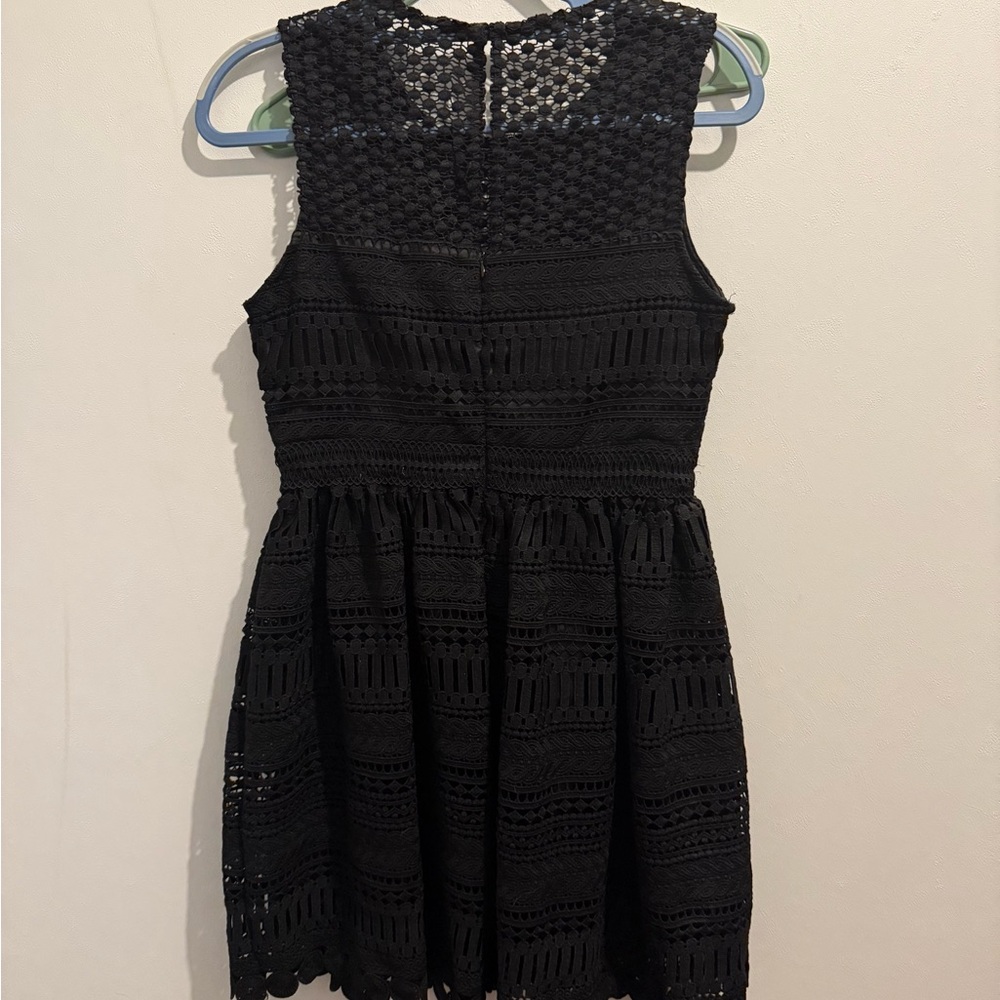 🩶 Chic Black Lace Mini Dress